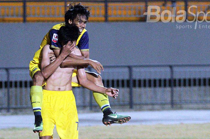 Penyerang Persegres, Malik Rizaldi (depan), merayakan gol bersama rekan setimnya saat melawan Martapura FC dalam laga lanjutan Liga 2 di stadion Gelora Joko Samudro Gresik, Selasa (31/7/2018).