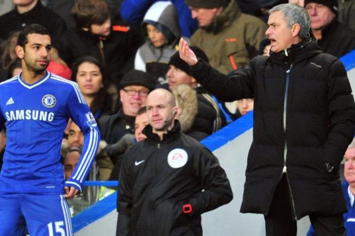 Jose Mourinho (kanan) memberikan instruksi kepada Mohamed Salah dalam partai Liga Inggris Chelsea lawan Newcastle United di Stamford Bridge, London, 8 Februari 2014.