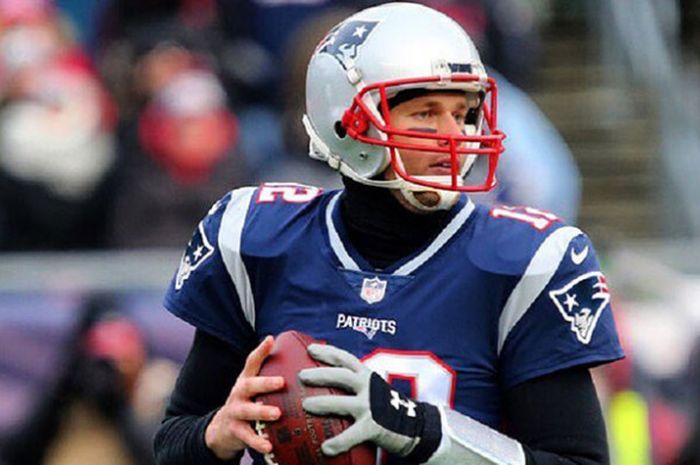 Aksi quarterback tim New England Patriots, Tom Brady, saat beraksi dalam salah satu laga NFL.