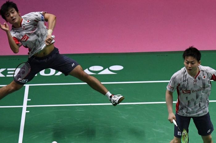  Pasangan ganda putra Jepang, Takuto Inoue/Yuki Kaneko, mengembalikan kok ke arah Kim Astrup/Anders Skaarup Rasmussen pada babak semifinal Piala Thomas 2018 melawan Denmark di Impact Arena, Bangkok, Thailand, Jumat (25/5/2018). 