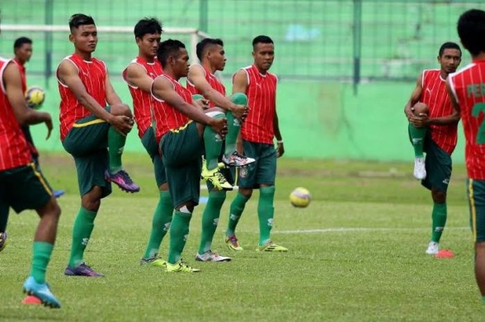 Para pemain Persatu Tuban melakukan pemanasan jelang uji coba kontra Persiba Balikpapan di Stadion Gajayana, Kota Malang pada 11 April 2017. 