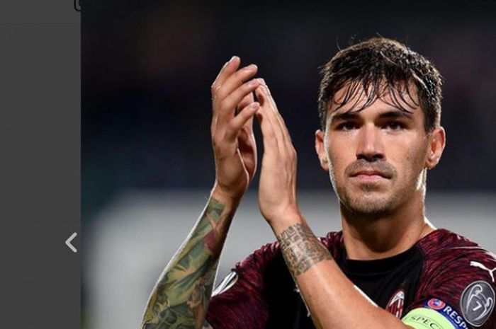 Kapten AC Milan, Alessio Romagnoli, dalam laga Liga Europa kontra F91 Dudelange di Stade Josy Barthel, Luxembourg, Jumat (21/9/2018) dini hari WIB