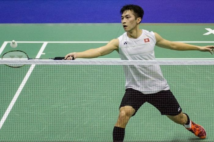 Pebulu tangkis tunggal putra Hong Kong,  Ng Ka Long Angus, saat menjalani pertandingan babak semifinal Hong Kong Terbuka melawan rekan senegara, Hu Yun, di Hong Kong Coliseum, Kowloon, Hong Kong, Sabtu (26/11/2016). Ng menang 21-19, 21-7.