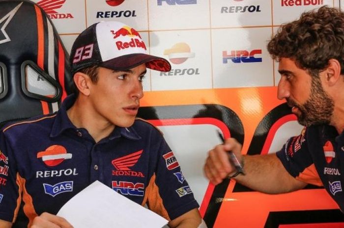 Pebalap Repsol Honda asal Spanyol, Marc Marquez (kiri), berdiskusi dengan kepala krunya sebelum memulai hari pertama tes pramusim di Sirkuit Losail, Qatar, Rabu (2/3/2016).