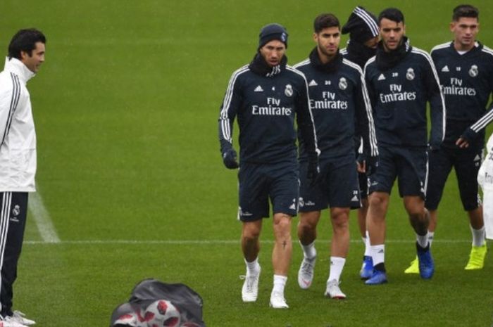 Santiago Solari (kiri) saat memimpin sesi latihan pertama Real Madrid di pusat latihan tim, Valdebebas, Madrid, 30 Oktober 2018. Real Madrid termasuk pentolan konspirasi klub besar Eropa yang akan mendirikan Super League.