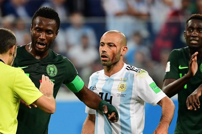 Gelandang Argentina, Javier Mascherano (kedua dari kanan), berbicara kepada wasit Cuneyt Cakir dalam laga kontra Nigeria di Saint Petersburg Stadium, Saint Petersburg, Rusia pada 26 Juni 2018.