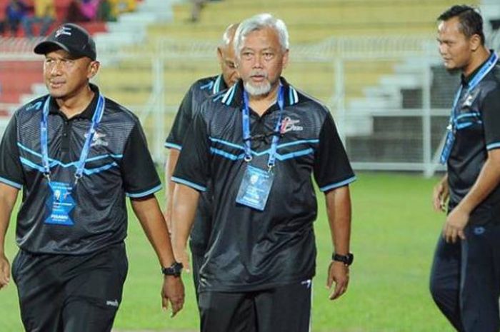 Pelatih Rahmad Darmawan (kiri) dan asistennya, Satya Bagja saat mendampingi T-Team FC yang menjamu Negeri Sembilan pada laga Grup A Piala Malaysia 2017 di Stadion Sultan Ismail Nasiruddin Shah, Kuala Teren, 1 Agustus 2017. 