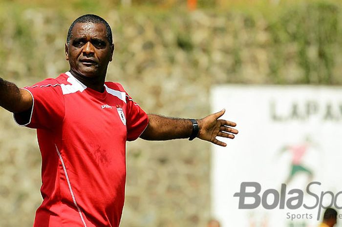 Pelatih Persipura Jayapura, Wanderley Junior, memberi instruksi kepada pemainnya saat mengawal pemusatan latihan selama tiga hari (16-18 Agustus) di Agrokusuma Batu, Jawa Timur (17/08/2017).