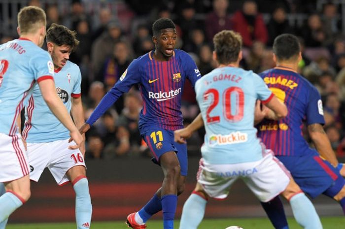 Pemain FC Barcelona, Ousmane Dembele (tengah), beraksi dalam laga leg kedua babak 16 besar Copa del Rey kontra Celta Vigo di Stadion Camp Nou, Barcelona, Spanyol, pada 11 Januari 2018.