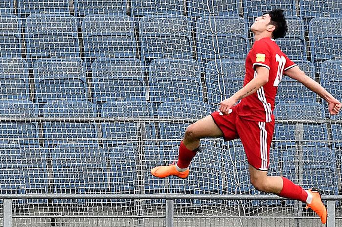 Penyerang Iran, Sardar Azmoun, melakukan selebrasi seusai mencetak gol ke gawang Aljazair dalam laga uji coba di Merkur Arena, Graz, Austria, pada 27 Maret 2018.