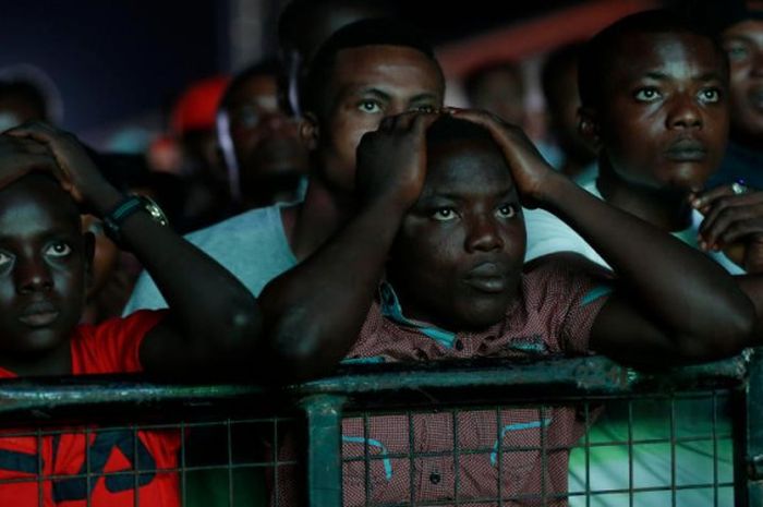 Ekspresi fan Nigeria saat menyaksikan laga Nigeria vs Kroasia dalam keadaan gelap gulita