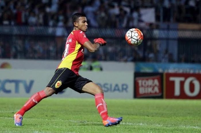 Kiper Sriwijaya FC, Teja Paku Alam dalam sebuah penampilan pada laga TSC 2016 saat melawan tuan rumah Persela Lamongan. 
