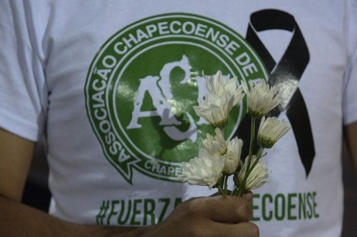 Seorang suporter memberikan penghormatan untuk para korban kecelakaan Chapecoense di Brasil. 