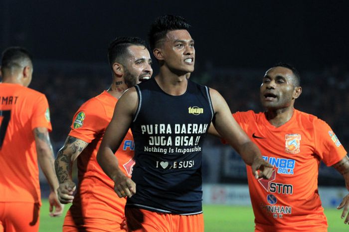 Pemain Borneo FC merayakan gol Lerby Eliandry ke gawang Arema FC pada babak penyisihan Piala Gubernur Kaltim 2018 Grup A di Stadion Segiri, Samarinda, Kalimantan Timur, Minggu (25/02/2018).