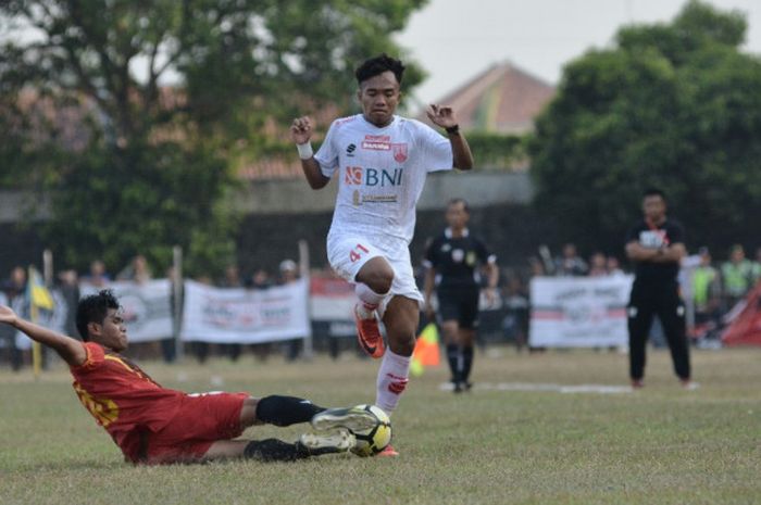 Bek Persis Solo, Dedi Tri Maulana, saat berhadapan dengan Persibat Batang di Stadion Moch Sarengat, Batang, Sabtu (29/9/2018).
