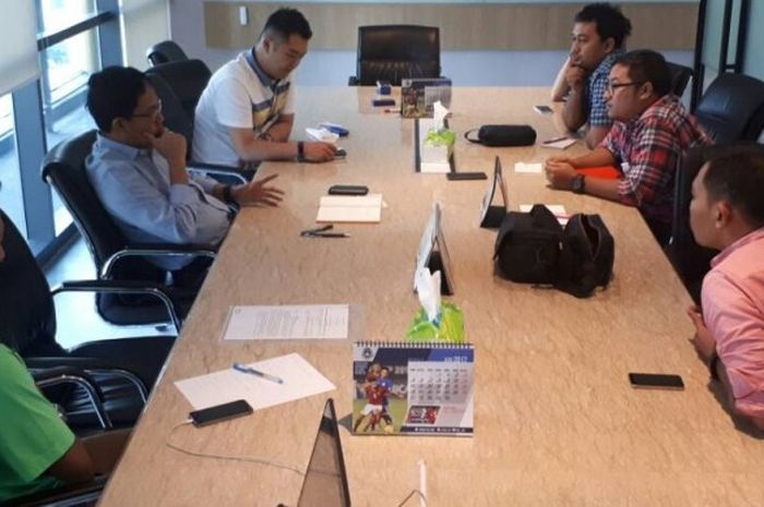 Perbincangan BOLA dan JUARA.net dengan Wakil Ketua Umum PSSI, Joko Driyono, di Kantor PSSI, Gran Rubina, Kuningan, Jakarta Selatan, Jumat (9/6/2017).