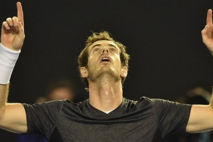 Petenis Inggris Raya, Andy Murray meluapkan kegembiraannya setelah mengatasi petenis Australia, Bernard Tomic, pada babak keempat Australia Terbuka yang digelar di Rod Laver Arena, Melbourne Park, Senin (25/1/2016).
