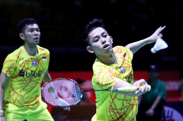 Pasangan ganda putra Indonesia, Fajar Alfian/Muhammad Rian Ardianto, mengembalikan kok ke arah wakil Taiwan, Liao Min Chun/Su Ching Heng pada babak pertama Fuzhou China Open 2018 di Haixia Olympic Sports Center, Selasa (6/11/2018).