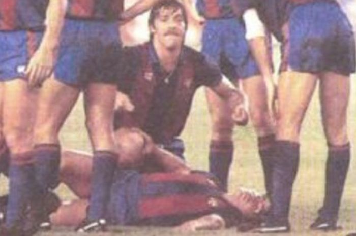 Striker Barcelona, Diego Maradona, terkapar usai kakinya dipatahkan bek Athletic Bilbao, Andoni Goikoetxea