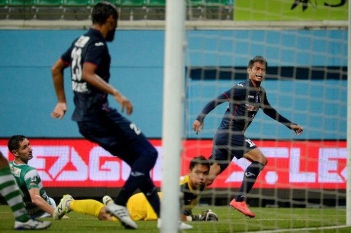 Pemain sayap Muhammad Ridhuan (kanan) membobol gawang Geylang International untuk menyelamatkan klubnya, Warriors, dari kekalahan pada lanjutan S-League di Stadion Jalan Besar, Singapura, Jumat (1/4/2016).