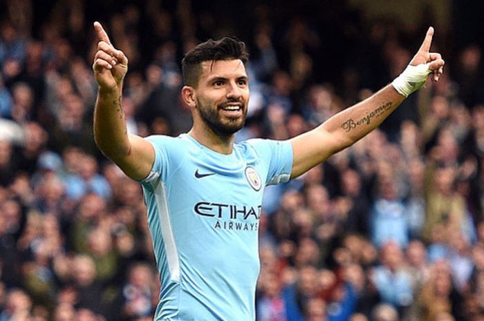 Striker Manchester City, Sergio Aguero, melakukan selebrasi seusai mencetak gol keempat timnya saat melawan Crystal Palace dalam laga lanjutan Liga Inggris 2017-2018 di Stadion Etihad, Manchester, Inggris, pada 23 September 2017.