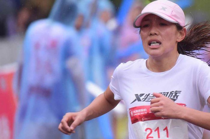 Pelari maraton China, He Yinli, saat mengikuti lomba Suzhou Marathon di China Timur, Minggu (18/11/2018).