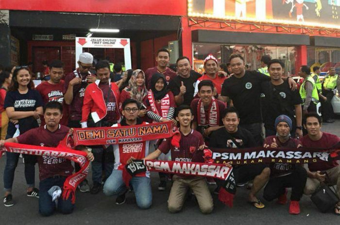 Kelompok suporter PSM Makassar memilih tinggal di Bali untuk mendukung timnya berlaga menghadapi Bhayangkara FC, Minggu (15/7/2018).