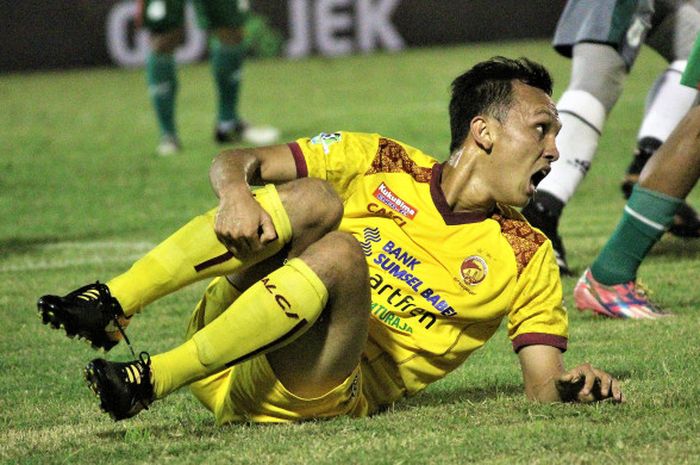 Rahmad Hidayat kala membela Sriwijaya FC melawan PSMS Medan di Stadion Teladan, Jumat (18/5/2018) m