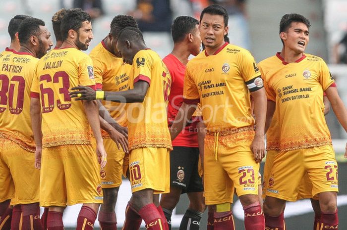 Para pemain Sriwijaya FC merayakan gol ke gawang PSMS Medan dalam laga perebutan tempat ketiga Piala Presiden 2018 di Stadion Utama Gelora Bung Karno, Jakarta, Sabtu (17/2/2018).