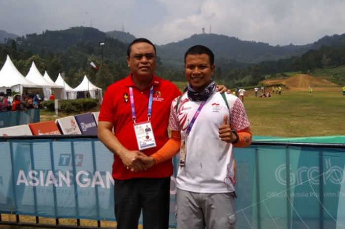 Hening Paradigma (kanan) peraih medali emas Asian Games 2018 di nomor Ketepatan Mendarat beregu putra cabang olahraga Paralayang bersama CdM Indonesia, Syafruddin.