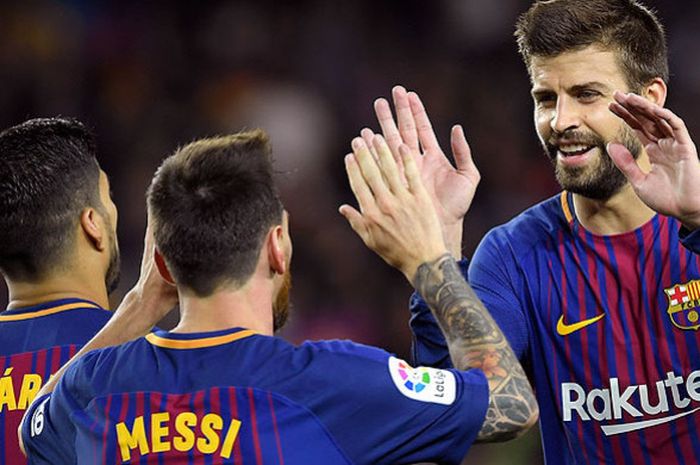 Bek Barcelona, Gerard Pique (kanan), merayakan gol yang dicetak striker Lionel Messi (tengah), saat melawan Espanyol dalam laga lanjutan Liga Spanyol 2017-2018 di Stadion Camp Nou, Barcelona, pada 9 September 2017.