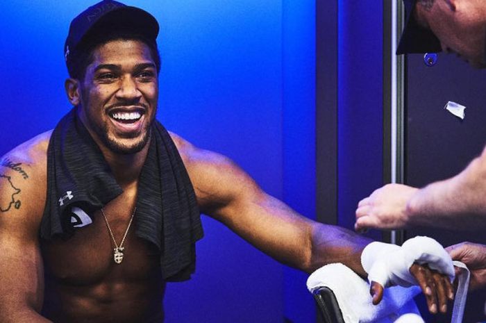 Anthony Joshua saat melakukan persiapan akhir sebelum melakoni duel tinju kontra Alexander Povetkin di Stadion Wembley, Inggris, (22/9/2018).