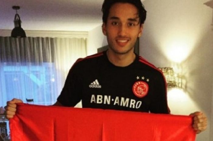  Pemain muda Ajax Amsterdam keturunan Indonesia, Ezra Walian, mengibarkan bendera Merah Putih dan diunggah ke Instagram pribadinya, Sabtu (3/12/2016). 