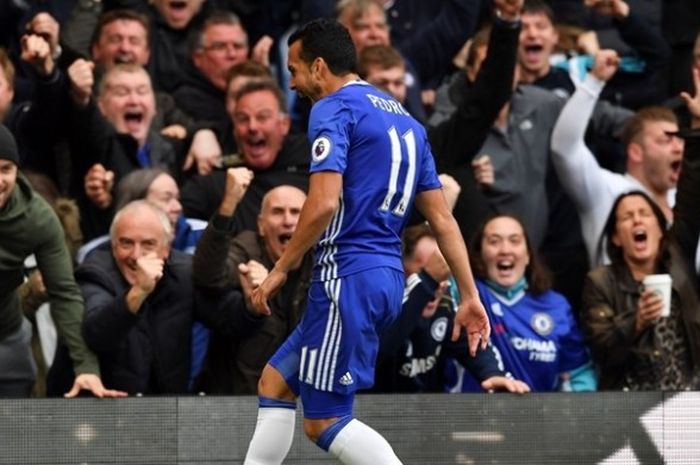 Gelandang Chelsea, Pedro, merayakan golnya seusai membobol gawang Manchester United pada pertandingan lanjutan Premier League di Stamford Bridge, London, pada 23 Oktober 2016.