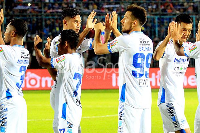  Pemain Persib Bandung bersiap memulai laga melawan Arema FC pada laga pekan keempat Liga 1 2018 di Stadion Kanjuruhan Kabupaten Malang, Jawa Timur, Minggu (15/04/2018) malam.  