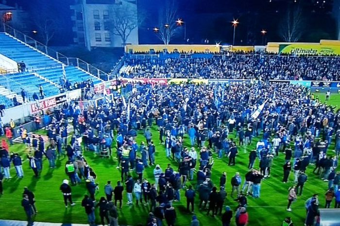 Estadio António Coimbra da Mota, mengalami keretakan saat laga Estoril Vs Porto, memaksa sebanayk 2500 suporter harus dievakuasi dan laga dibatalkan pada Senin (15/1/2018).
