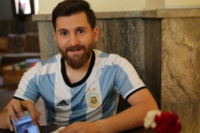 Pria asal Iran bernama Riza Perestes menunjukkan foto Lionel Messi, yang sangat mirip dengannya.
