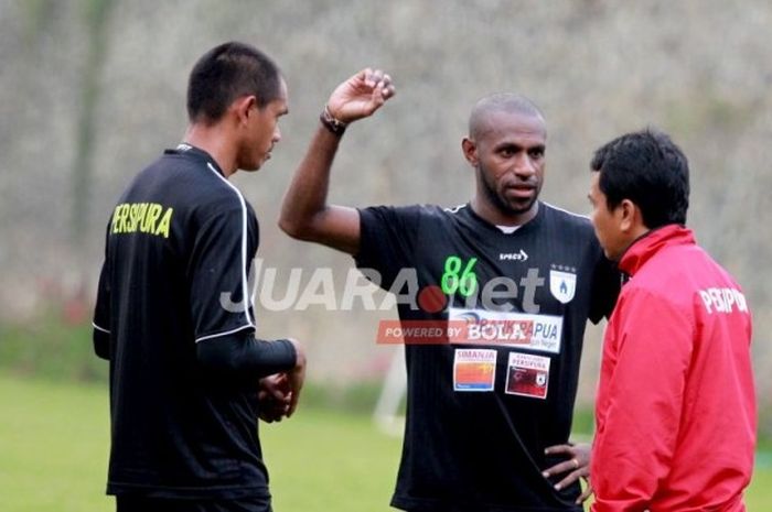 Kapten Persipura, Boaz Solossa, berbincang dengan staf pelatih di sela-sela sesi latihan klub di Kota Batu, Malang, pada 22 Juni 2016.