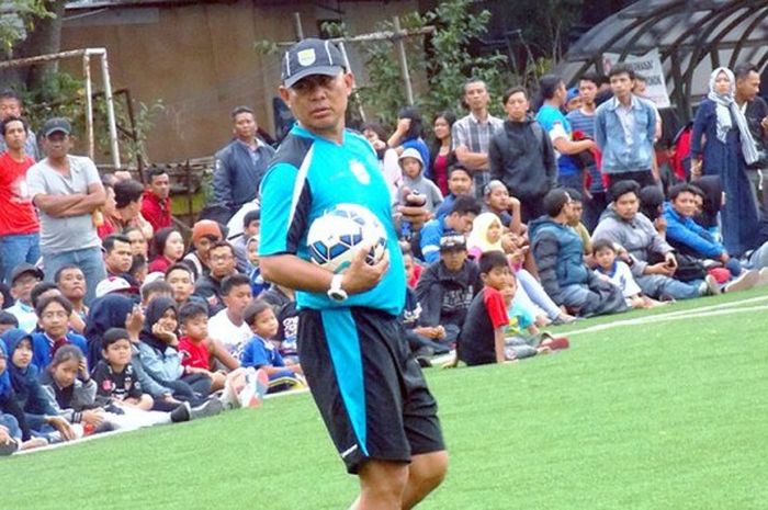 Asisten pelatih Persib, Herie Setiawan, saat mendampingi pemainnya berlatih di lapangan Lodaya Bandung, Selasa (3/1/2017).
