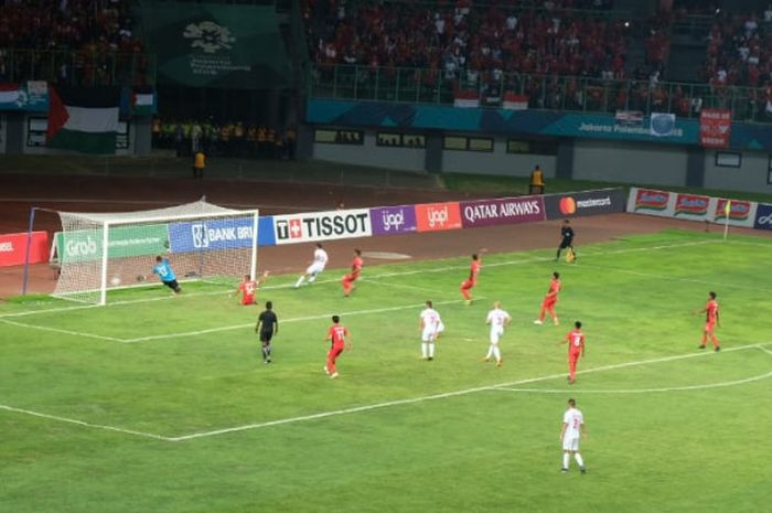 Pemain timnas U-23 Palestina,  Oday Dabbagh, mencetak gol ke gawang Indonesia dalam pertandingan lanjutan Grup A cabang sepak bola Asian  Games 2018 di Stadion Patriot, Rabu (15/8/2018). 