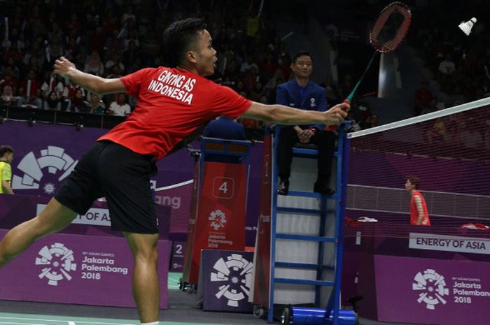 Pebulu tangkis tunggal putra Indonesia, Anthony Sinisuka Ginting, mengembalikan kok dari lawannya, Srikanth Kidambi (India), pada laga partai kesatu babak perempat final beregu putra Asian Games 2018 yang berlangsung di Istora Senayan, Jakarta, Senin (20/8/2018).