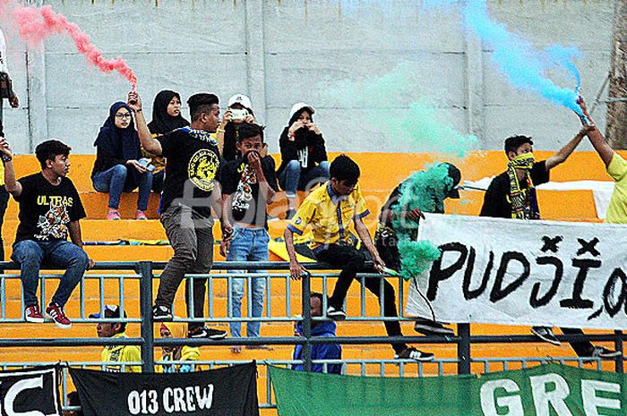 Ultras Sektor Dua, salah satu elemen suporter Persegres Gresik United menggelar spanduk bernada protes bertuliskan 'Puji Out' saat laga kontra Mojokerto Putra, Minggu (15/7/2018) lalu.