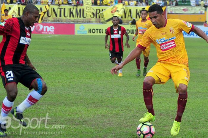 Alberto Goncalves (kanan), penyerang Sriwijaya FC, berusaha melewati pemain Persipura pada pertandingan Liga 1 di Stadion Gelora Sriwijaya Jakabaring, Minggu (30/7/2017).