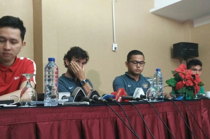 Pelatih Indonesia U-22 (kedua dari kiri), Luis Milla, didampingi sang penerjemah, Bayu Teguh (ketiga dari kiri), dan perwakilan pemain, Zalnando (kanan), pada sesi jumpa pers di Hotel Yasmin, Karawaci, Tangerang, Banten, Selasa (28/2/2017) siang WIB.