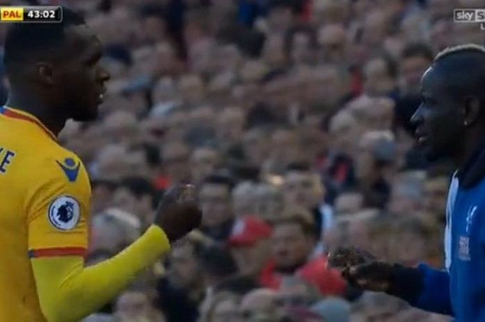 Cuplikan siaran Sky Sports yang menunjukkan penyerang Crystal Palace, Christian Benteke, merayakan golnya bersama bek Mamadou Sakho pada laga Liga Inggris antara Liverpool dan Crystal Palace di Stadion Anfield, Sabtu (22/4/2017).