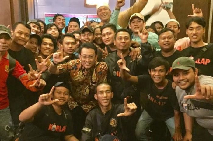 Panpel Persija, Arief Kusuma Perdana, bersama dengan The Jakmania