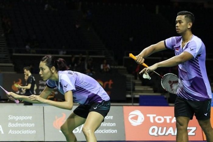 Pasangn ganda campuran Indonesia, Edi Subaktiar/Gloria Emanuelle Widjaja, ketika tampil pada babak pertama Singapura Terbuka di Singapore Indoor Stadium, Selasa (12/4/2016).