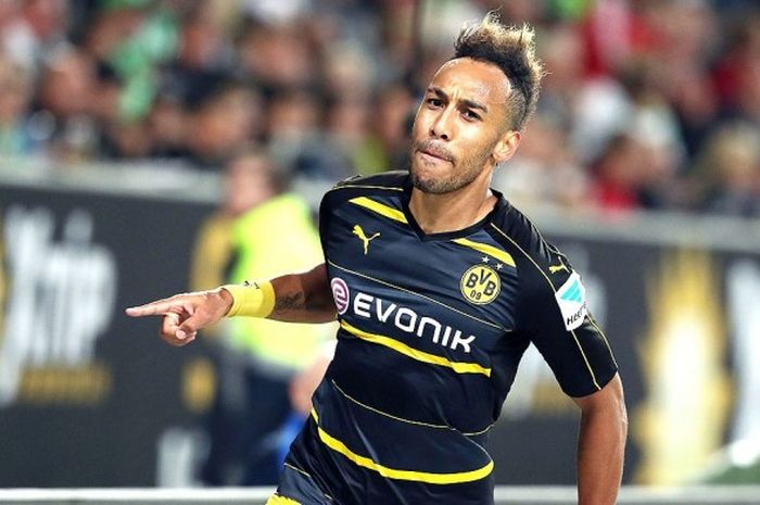 Selebrasi penyerang Dortmund, Pierre-Emerick Aubameyang, usai mencetak gol saat melawan Wolfsburg dalam laga lanjutan Bundesliga 2016-2017 di Stadion Volkswagen Arena, pada 21 September 2016.