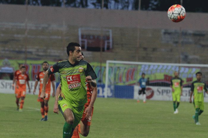 Bek Bhayangkara FC, Otavio Dutra gagal menjalankan tugasnya mencetak gol ke gawang Pusamania Borneo FC dalam laga lanjutan pekan ke-22 TSC 2016. 