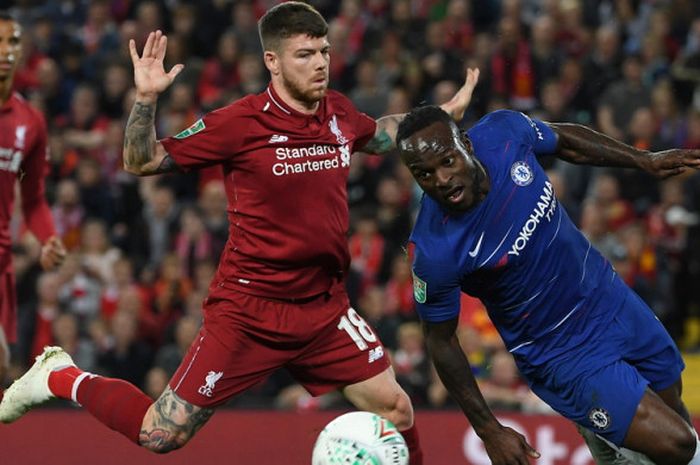 Bek sayap Liverpool, Alberto Moreno (kiri), saat berduel berebut bola dengan gelandang Chelsea, Victor Moses, dalam laga ronde ke-3 Piala Liga Inggris 2018-2019 di Stadion Anfield, Liverpool, Inggris, pada Rabu (26/9/2018).